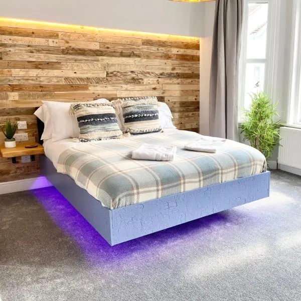 Cloud9 Guest House - by Coastline Retreats - Newly Renovated, Beautiful Ensuite Rooms Near Seafront in Town Centre, Netflix, SuperFast WiFi, Communal Kitchen, hotel v destinaci Bournemouth