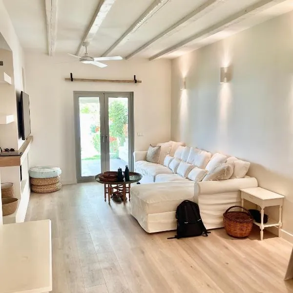 Architect designed house with pool and private beach, hotel v destinaci Eretria