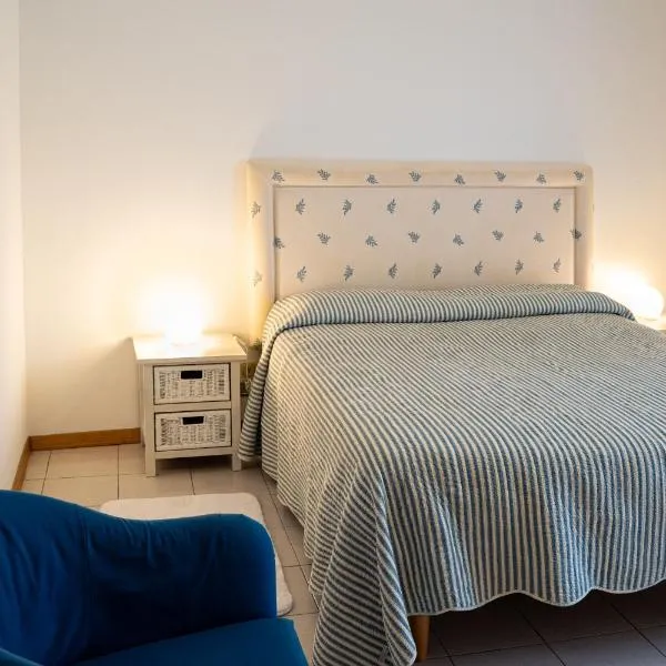 Elegant apartment in residence with seasonal pool, hotel in Acireale