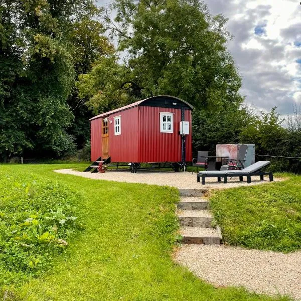 Sheelin Shepherds Hut 2 with Hot Tub, hotel v destinaci Mountnugent