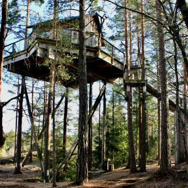 Tretopphytter På Grensen - Elghytta med robåt og gjeddefiske, hotel in Halden