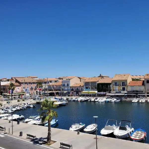 Le vent dans les voiles – hotel w mieście Mèze