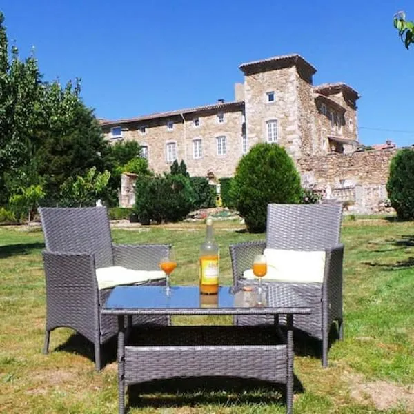 Gite du Chateau, hotel v destinaci Éclassan