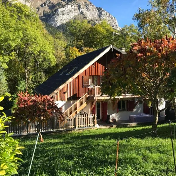 Superbe T3 neuf en bord de rivière près d'Annecy, hotel em Montmin