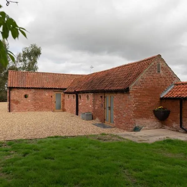 Lovely 1-bed suite & bathroom in converted barn near Newark Show-Ground、Staplefordのホテル