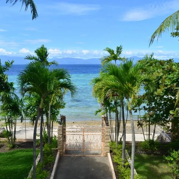 Private beachfront accommodation with ocean view and direct reef access, hotel v destinaci Moalboal