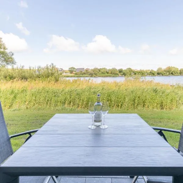 Ferienwohnung Nordseetraum direkt am Nordseedeich mit Blick auf den See, Hotel in Nordstrand