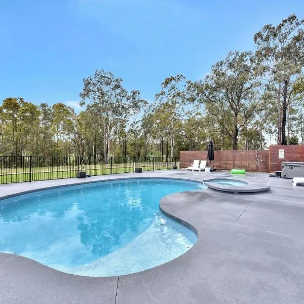 Kitchener Country Estate with Pool Hot Tub on private acres that sleeps up to 18, hotel v destinaci Kitchener