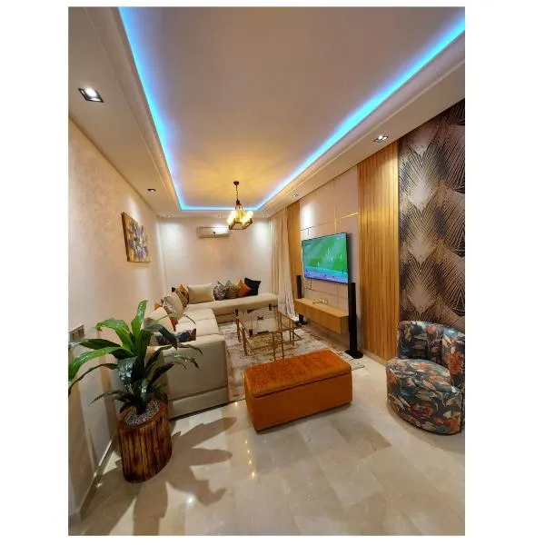 luxury apartment opposite HASSAN 2 MOSQU and FAIR international casablanca and SEA , near downtwn , INTERDIT COUPLES ARAABIC NON MARIÈ, FORBIDDEN UNMARRIED ARAABIC COUPLES , 2 room, 2 living rooms and 2 bathrooms basement car park FREE , apartment with, hotel a Casablanca