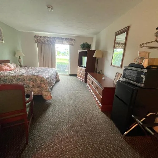 Colonial Brick Inn & Suites, hotel in Thompson
