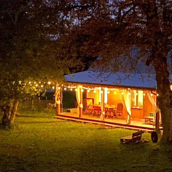 Poleskie zacisze, domek Bocian, kominek, balia,sauna,wifi، فندق في Helenin