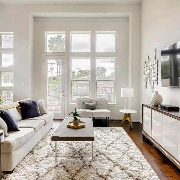Gorgeous 4 Bed Home on St Mary's - Minutes to Riverwalk/Pearl, hotel in San Antonio
