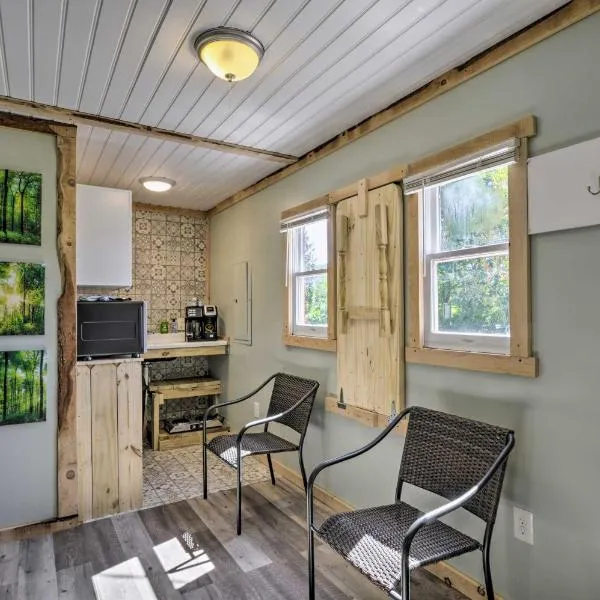 Mt Lookout Tiny House with Backyard and Fire Pit!, ξενοδοχείο σε Hico