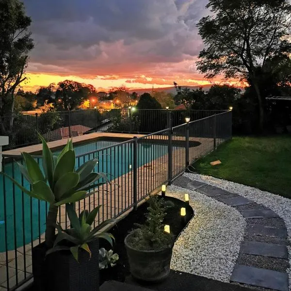 Rare Find! 5-Bedroom Home with Pool and Pool Table, хотел в Мъсуелбрук