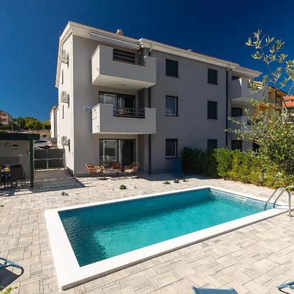 Apartment PATRICK with private pool, viešbutis mieste Čižičiai