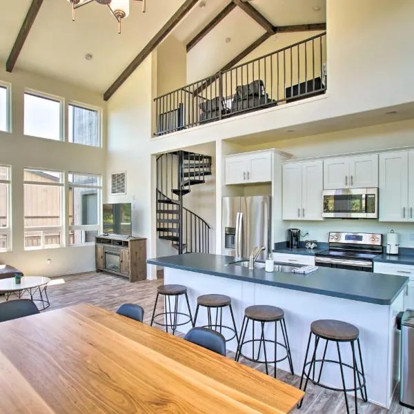Mountain View Modern Cabin: Luxury Pine Home!, hotel in Pine