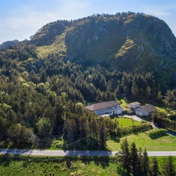 Flemsøy, hotel in Longva