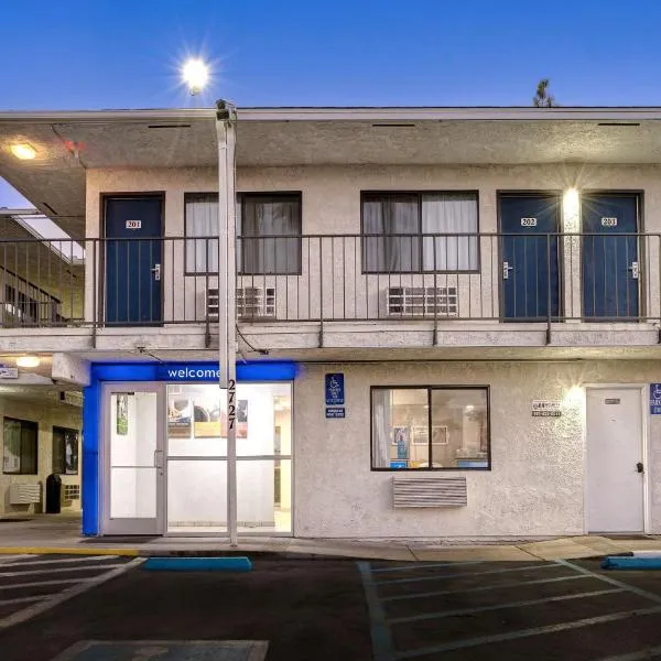 Motel 6-Bakersfield, CA - South: Bakersfield şehrinde bir otel