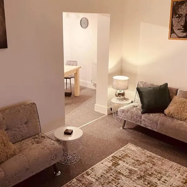 Luxury Suite 3 bed apartment sleeps 6-8, hotel in Blackpool