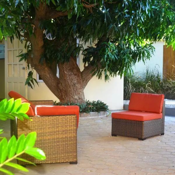 Homey Vacation and Carrental, hotel v destinaci Willemstad