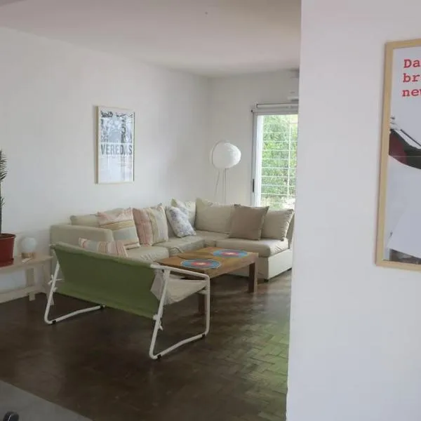 Spacious house with garden, La Plata center., hotel in La Plata