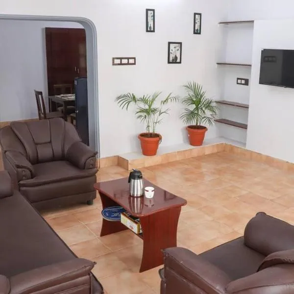 Madura Homestay - Gorgeous Home with 2BHK 5 minutes from NH44: Sakkanurani şehrinde bir otel