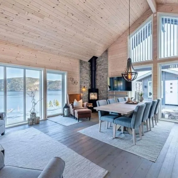 Modern cabin with panoramic view of the Nisser See, hotel in Trontveit