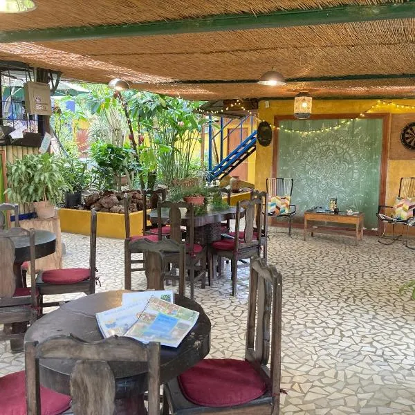 Montaña Linda Hostel Orosi, hotel v mestu Orosí