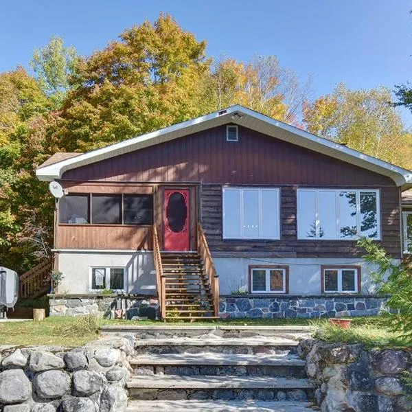 Chalet des Becassines vue sur lac, hotel in Nominingue