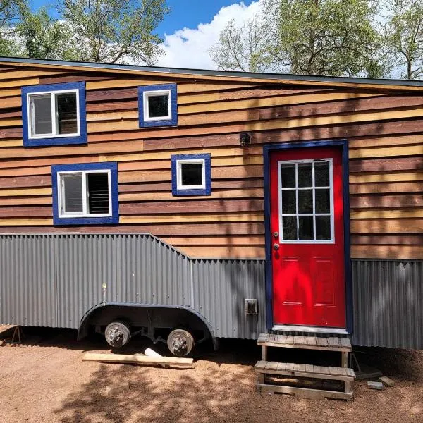 NEW Lovable Mountain Tiny Home near Cripple Creek, hotel in Victor
