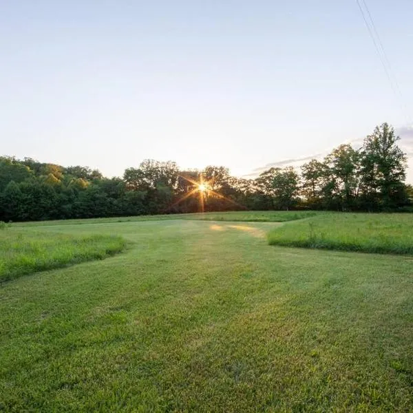 River Runs Through It -Cottage on 70 Acre Winery, hotel en Dobson