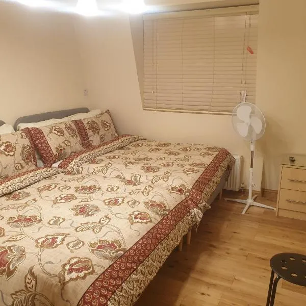 London Luxury 3 bedroom 2 bathrooms flat 1 min to Redbridge Station FREE parking & WIFI, hotel em Wanstead