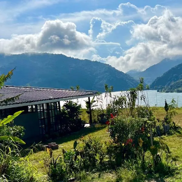 CABAÑA LAGO CALIMA, frente al lago, hotel en Madroñal