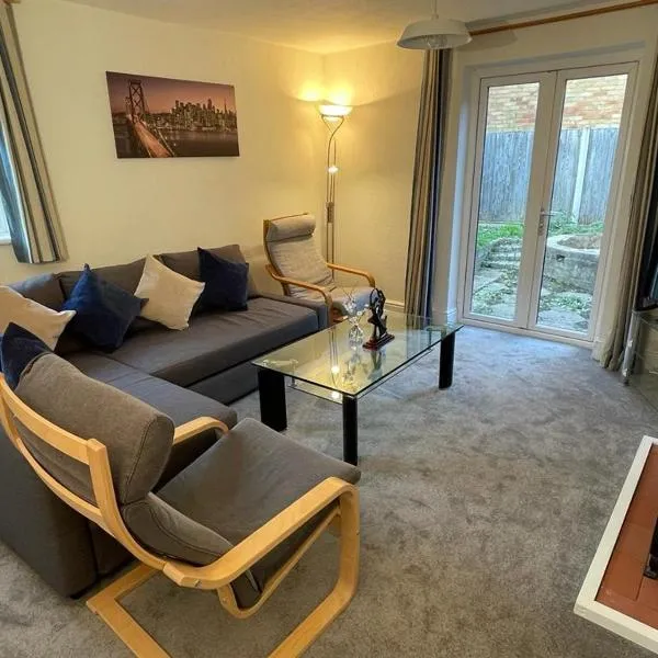 3-bedroom home with free parking, hotel in Canterbury