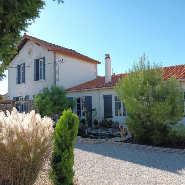 Le Clos des Passiflores - Chambres d'Hôtes，Pérignac Charente-Maritime的飯店