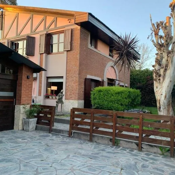 Acogedor chalet a 5 minutos de las playas., hotel in Mar del Plata