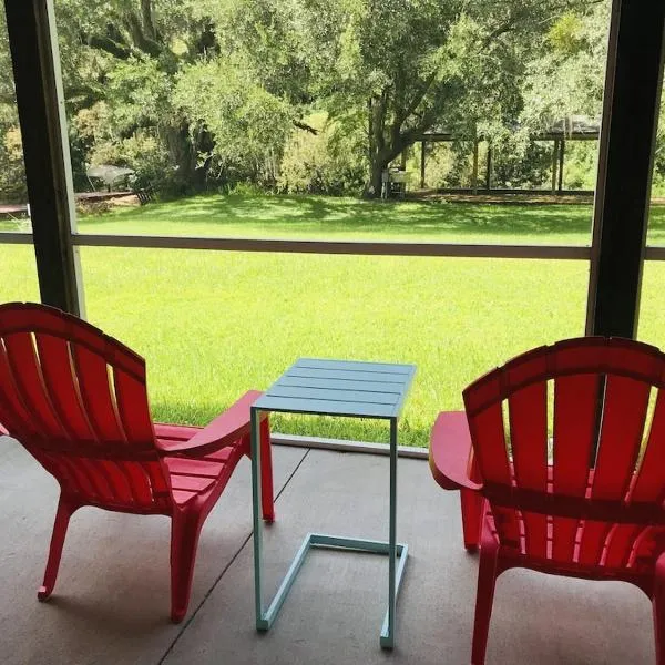 Hidden City Riverfront Apt Near Lakes Golf & Disney, hotel in Kissimmee