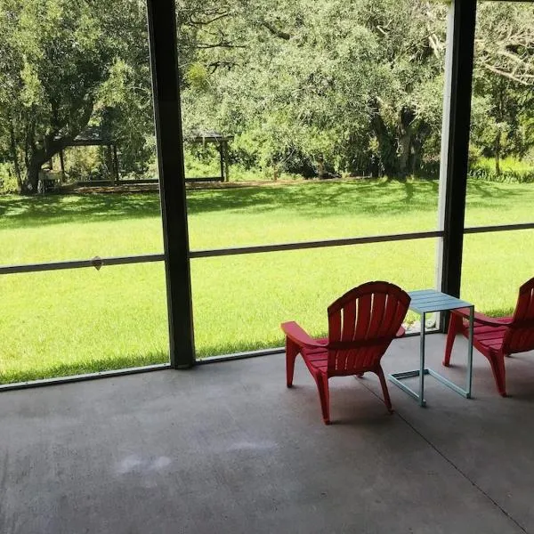 Riverfront Retreat Fish ingBoatingPets NearDisney, Hotel in Kissimmee