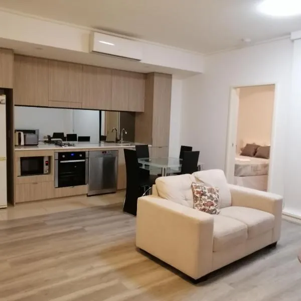 2-bedroom security apartment with free parking on premises, khách sạn ở Riverwood