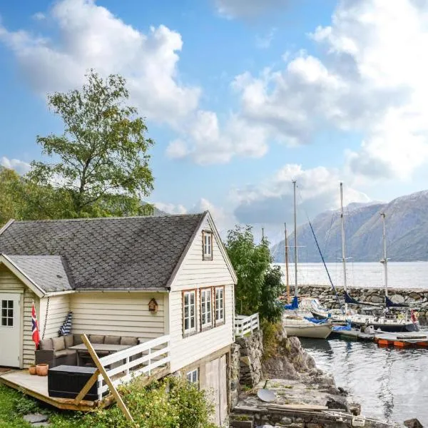 2 Bedroom Cozy Home In Vallavik, hotel in Kaland