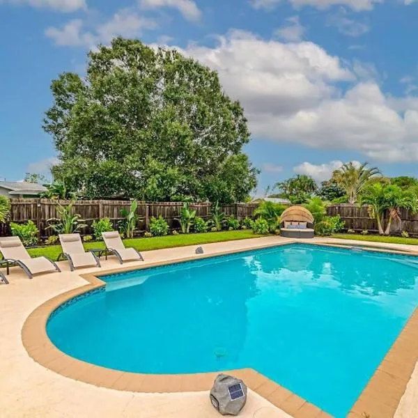 Private Backyard Oasis! Hot Tub & Salt Water Pool!, hotel in Sarasota
