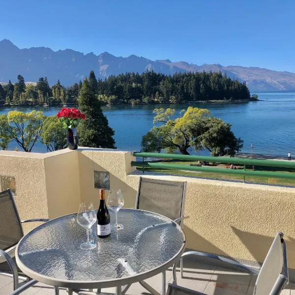 Lakefront Luxury Penthouse central Queenstown, hotel in Queenstown