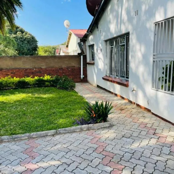 Remarkable 2-Bed House in Bulawayo, hotell i Highmount