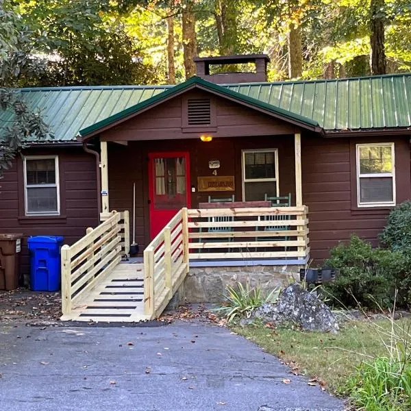 Cozy Cabin Pet Friendly ADA Compatible, hotel in Maggie Valley