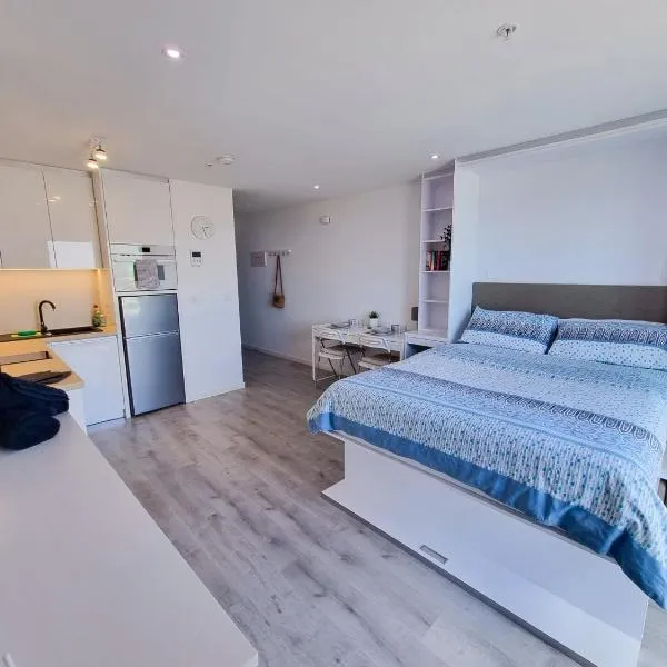 Brand New Top Floor Studio - The Hub Gibraltar - Self Catering، فندق في جبل طارق