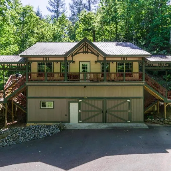 New Listing! Bavarian Cabin - 2 Bedrooms, 8 Minutes to Dahlonega, Hot Tub, Game Room, hotel a Clermont