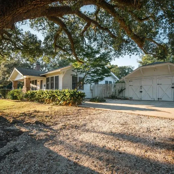 Gulf Coast Craftsman - Cozy, Charming & Central!, hotel in Gulfport