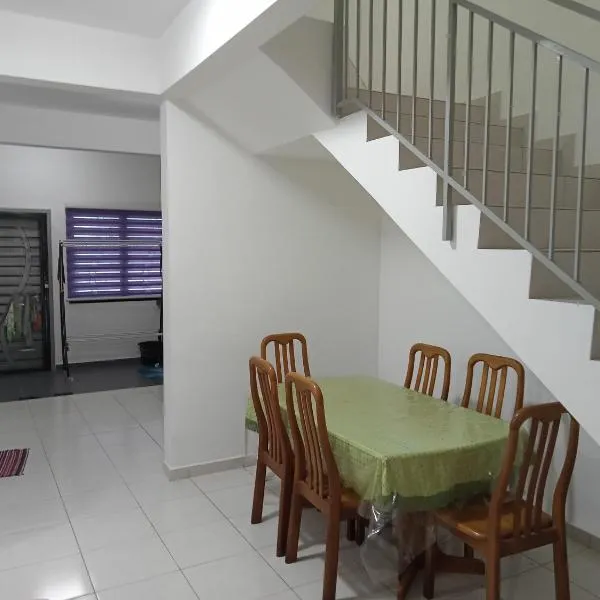 Homestay UmahMak, hotel v destinaci Bandar Puncak Alam