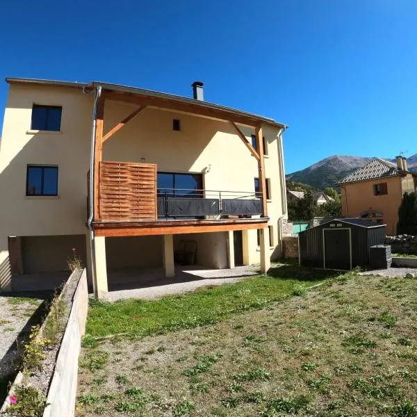 Maison neuve proche de Barcelonnette, hotel v destinaci Jausiers