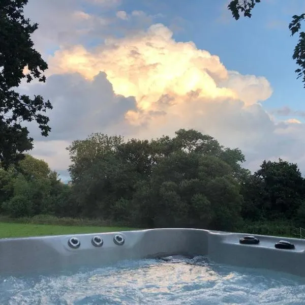 Lynbrook Cabin and Hot Tub, New Forest, hotel v destinaci Ringwood